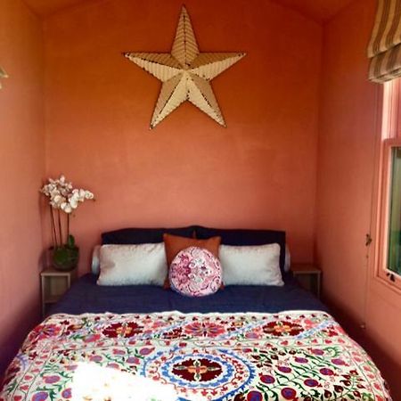 The Oaks Glamping - Magpie Half Shepherds Hut Ξενοδοχείο Colkirk Εξωτερικό φωτογραφία